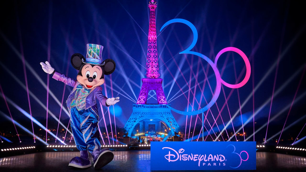 Mickey sets lights up the Eiffel Tower in celebration of the 30th Anniversary of Disneyland Paris!